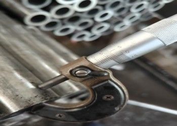 열간 압출 이음매 없는 강관 절단 서비스